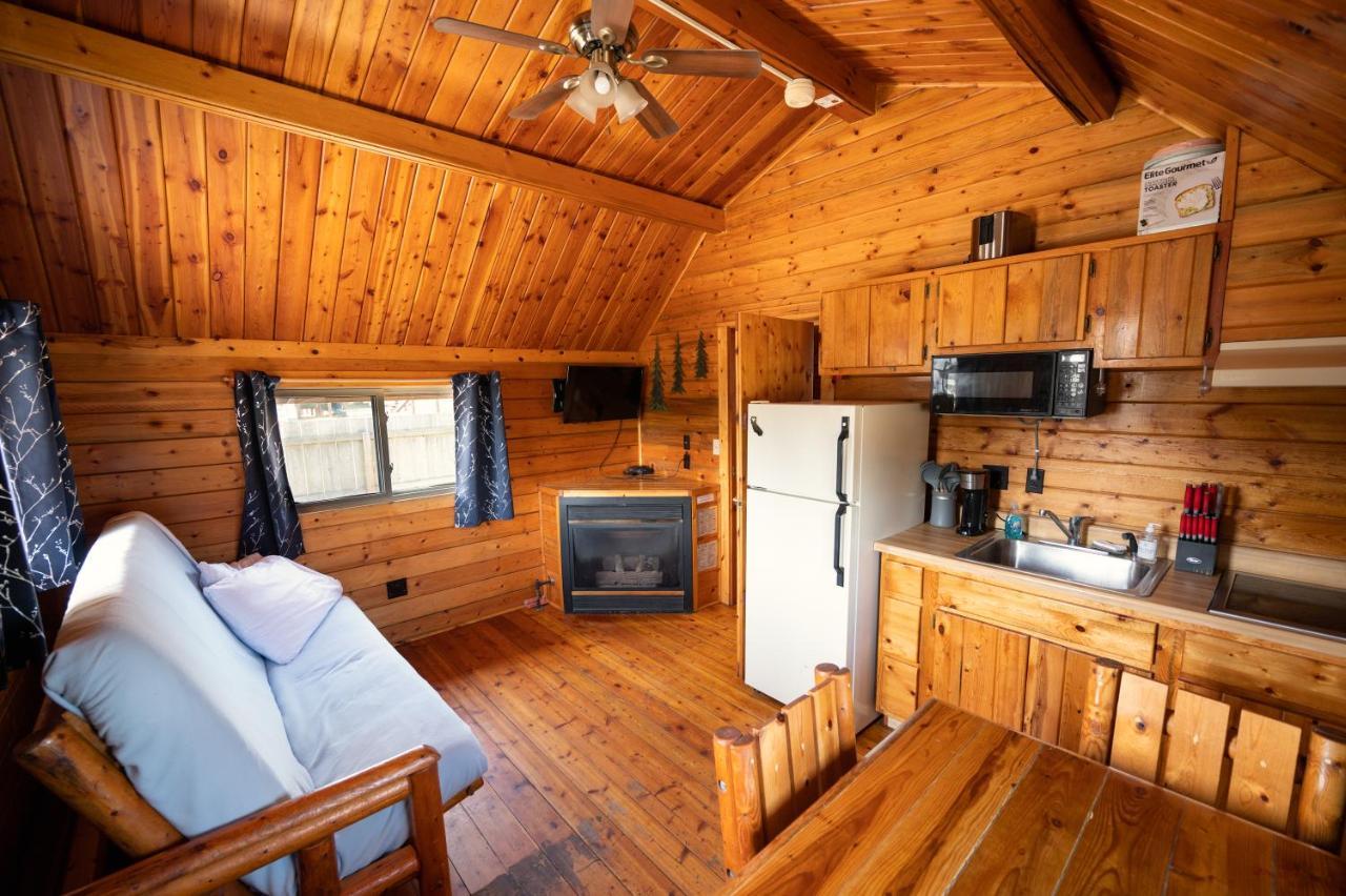 Redwood Coast Cabins And Rv Resort ยูเรกา ภายนอก รูปภาพ