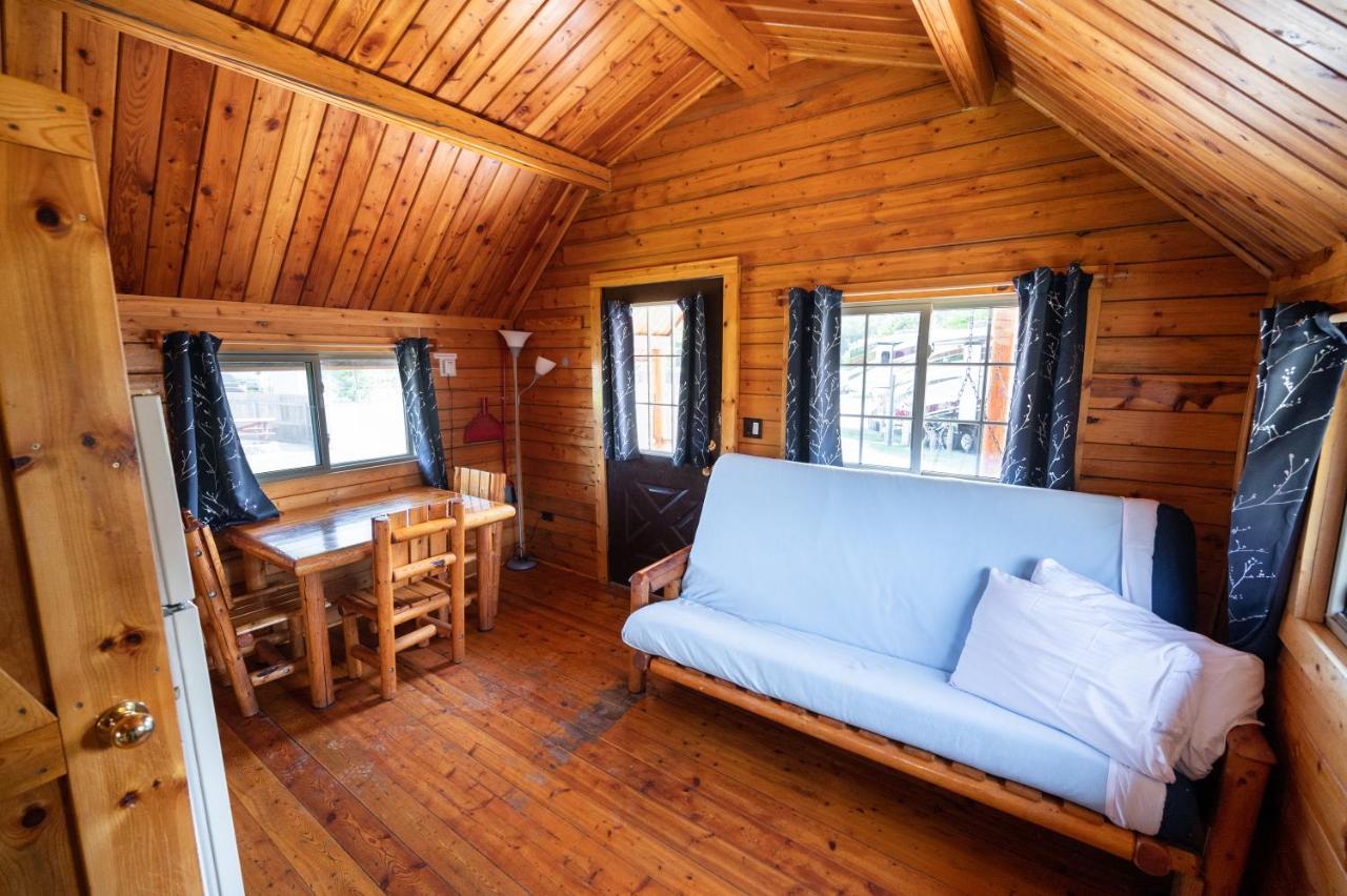 Redwood Coast Cabins And Rv Resort ยูเรกา ภายนอก รูปภาพ