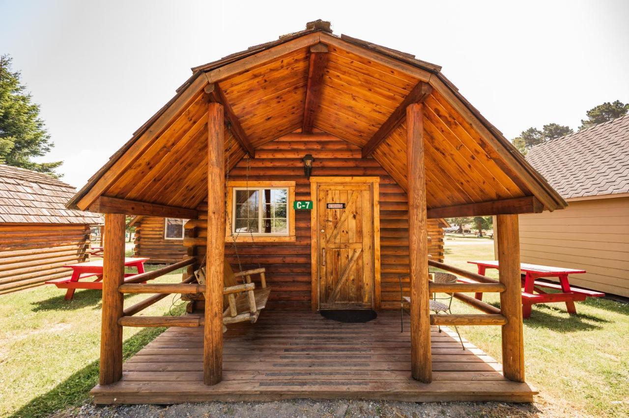 Redwood Coast Cabins And Rv Resort ยูเรกา ภายนอก รูปภาพ