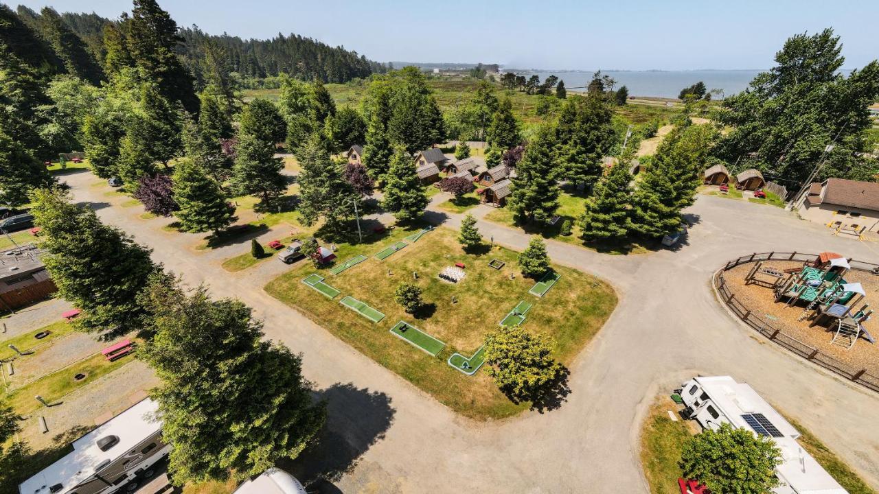 Redwood Coast Cabins And Rv Resort ยูเรกา ภายนอก รูปภาพ