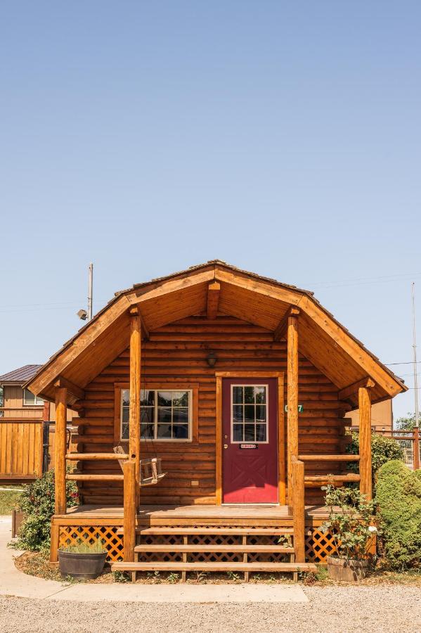 Redwood Coast Cabins And Rv Resort ยูเรกา ภายนอก รูปภาพ